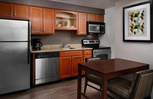 Lynnwood House | Top Hotel in WA Near Alderwood Mall with Kitchens