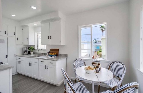 Beach Barber Tract Cottage | Top Level Unit * Steps to Windansea Beach * Dog Ok