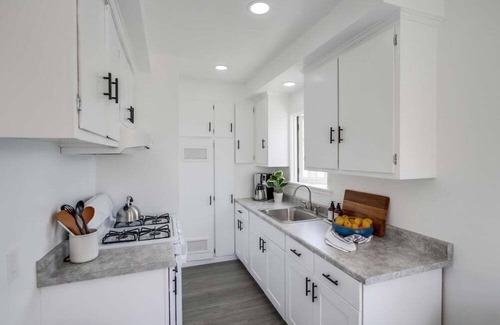 Beach Barber Tract Cottage | Top Level Unit * Steps to Windansea Beach * Dog Ok