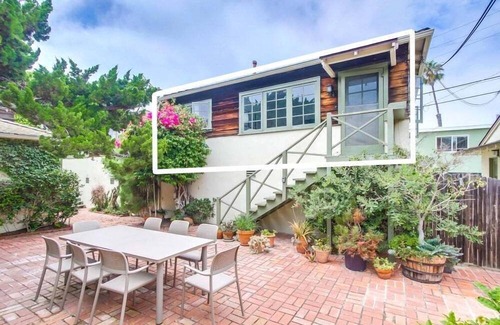 Beach Barber Tract Cottage | Top Level Unit * Steps to Windansea Beach * Dog Ok