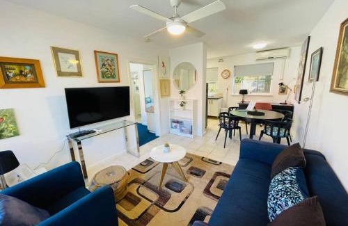Crawley Apartment | TOP LOCATION CONVENIENT QUIET WIFI NETFLIX WINE