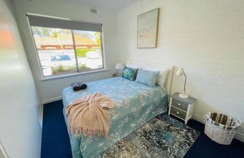 Crawley Apartment | TOP LOCATION CONVENIENT QUIET WIFI NETFLIX WINE