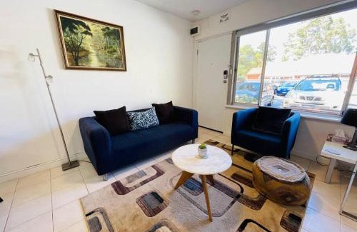 Crawley Apartment | TOP LOCATION CONVENIENT QUIET WIFI NETFLIX WINE
