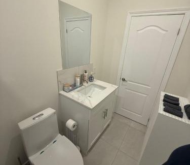 Bloordale Village House | Top Location in DT TORONTO- CN TOWER VIEW