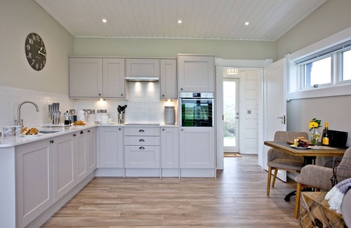 Georgeham Ski Chalet | Top Meadow - a lodge that sleeps 2 guests in 1 bedroom