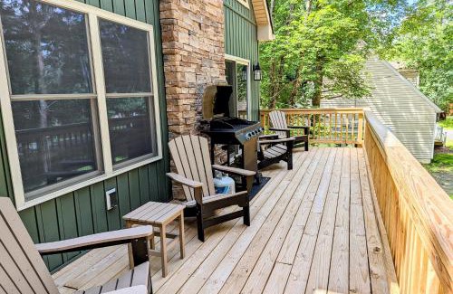 Albrightsville Ski Chalet | Top Notch Lodge by AvantStay Hot Tub Game Room Community Pool Deck