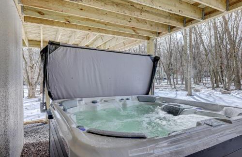 Albrightsville Ski Chalet | Top Notch Lodge by AvantStay Hot Tub Game Room Community Pool Deck