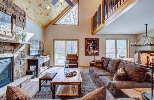 Albrightsville Ski Chalet | Top Notch Lodge by AvantStay Hot Tub Game Room Community Pool Deck