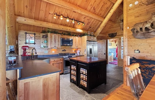 Greenville Cabin | Top O' The World (Mountain Views)