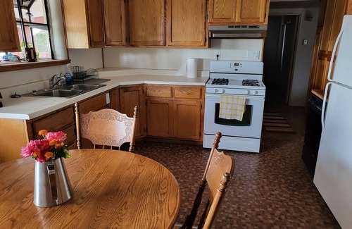 Truth or Consequences House | Top of the Hill Guest House - Cozy home near City Golf Course - Pet Friendly!n