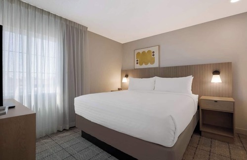 Irvine Industrial Complex-East Hotel | Top-Quality Amenities to Enjoy! with Full Kitchen, Pet-friendly Property!