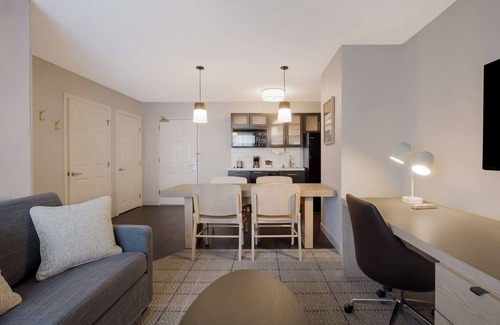Irvine Industrial Complex-East Hotel | Top-Quality Amenities to Enjoy! with Full Kitchen, Pet-friendly Property!
