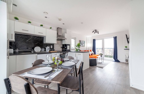 Brooklands Apartment | Top-Rated Penthouse - King Size Bed & Free Parking