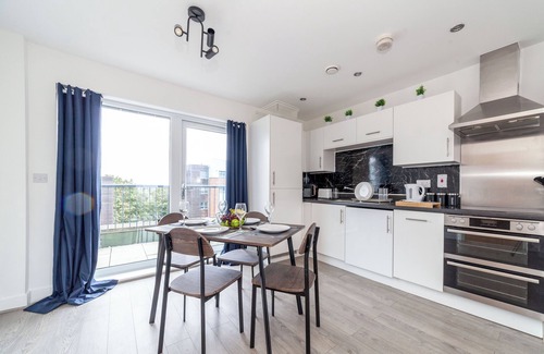 Brooklands Apartment | Top-Rated Penthouse - King Size Bed & Free Parking