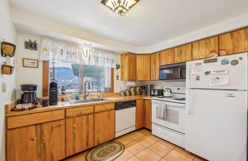 North Creek House | Top Ridge 49p - Family-friendly End Unit 3 Bedroom Townhouse by The Summit at Gore Mountain