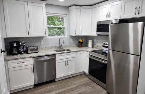 Roanoke House | Top Spot: guest house in quiet neighborhood, 15 mins drive to everything.