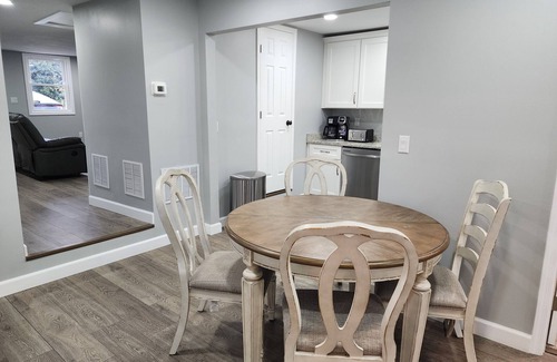 Roanoke House | Top Spot: guest house in quiet neighborhood, 15 mins drive to everything.