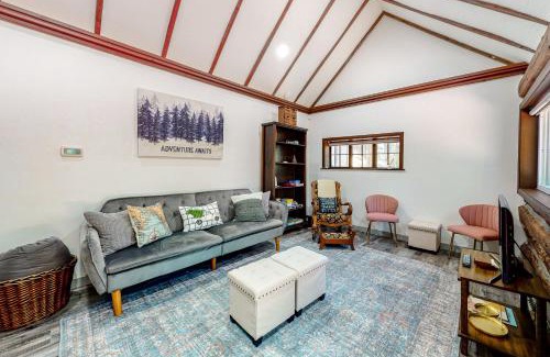 Crestline House | Top Town Retreat