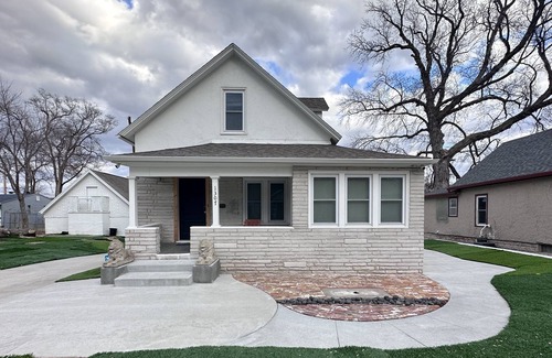Dundee-Happy Hollow Historic District House | TOP ZOO Host for over 10 years! Clean and Cozy-amazing beds.