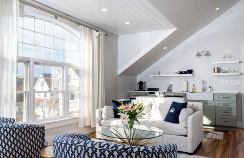 Boothbay Harbor Hotel | Topside Inn
