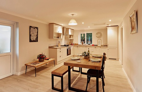 Newton Saint Cyres House | TOR COTTAGE, pet friendly, with hot tub in Tedburn St Mary