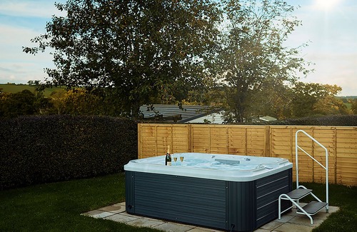 Newton Saint Cyres House | TOR COTTAGE, pet friendly, with hot tub in Tedburn St Mary