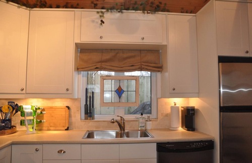The Beaches House | Toronto Beaches "Industrial Chic" 1 Bedroom Coach House