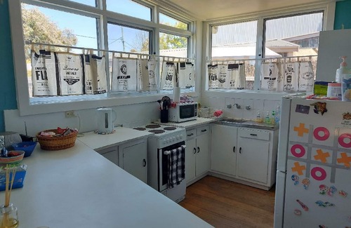 Torquay Cottage | Torquay cute cosy retro 2bRoom holiday unit near beaches, and pets welcome.