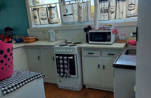 Torquay Cottage | Torquay cute cosy retro 2bRoom holiday unit near beaches, and pets welcome.
