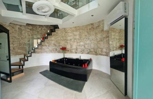 Historical Downtown Salerno Villa | Torre del Principe suite