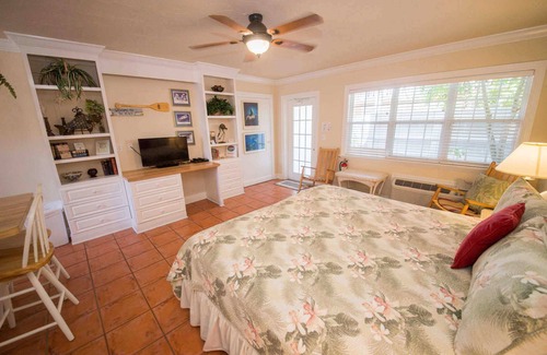 Bradenton Beach Hotel | Tortuga Inn 1st Floor Studio.Pet Friendly