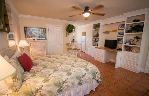 Bradenton Beach Hotel | Tortuga Inn 1st Floor Studio.Pet Friendly