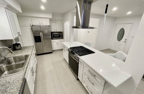 Reseda House | Total 6 bedrooms 2 full bath 12 beds New Remodeled