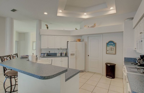 Englewood East Villa | Total Retreat - Two Living Rooms, Awesome Lake View - close Beaches & Shopping