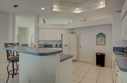 Englewood East Villa | Total Retreat - Two Living Rooms, Awesome Lake View - close Beaches & Shopping