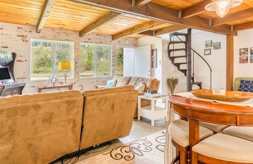 Coupeville House | Totally Beachin' Getaway - Two Story Beach Retreat