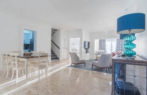 Las Palmas House | Totally Remodelled 4 Bedroom Townhouse w/Picuzzi & Deck