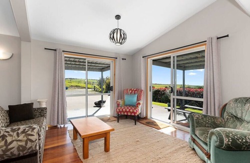 Ruakaka Cottage | Totara Ridge - Ruakaka Holiday Home