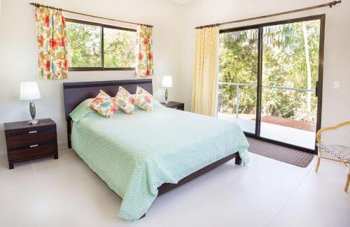 Parrita House | Toucan Villa Newer with WiFi & Pool - Digital Nomad Friendly