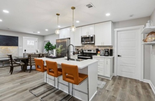 Atlanta House | Touch of Paradise/Charming 3-bedroom house with WiFi and AC in awesome Atl