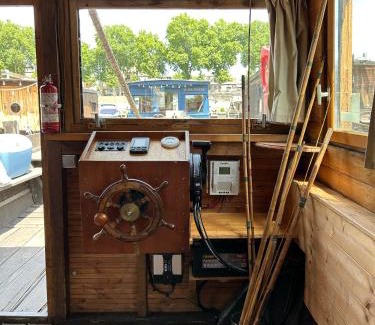Downtown Angers Boat Rental | Toue cabanée romantique - Vue Maine et Château - Centre Angers