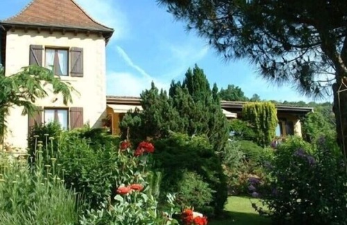 Sarlat-la-Caneda Apartment | Tour Périgourdine à Sarlat - Private swimming pool -Havre de Paix close to amenities