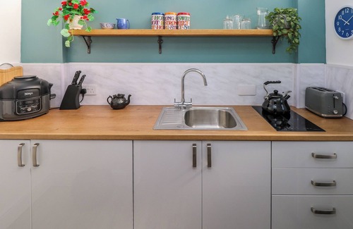 Pembroke Cottage | TOWER COTTAGE, pet friendly, with a garden in Pembroke
