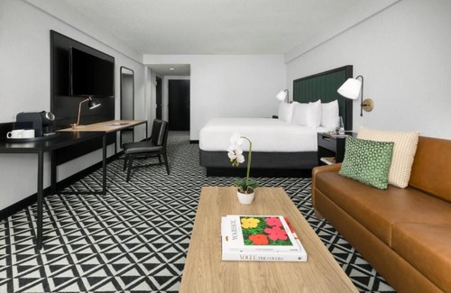 Brookline Hotel | Tower King at Arcadian Hotel! Onsite Dining, Near Fenway Park!
