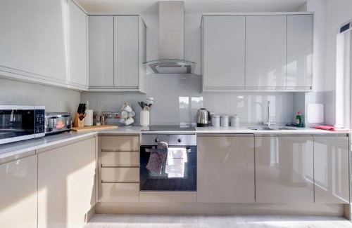 Berrylands Apartment | Town Center 2 bed Serviced Apartment 08 with parking, Surbiton By 360Stays