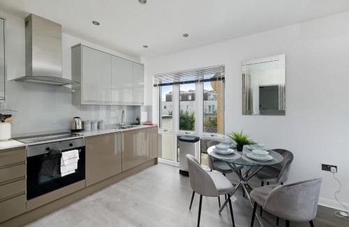 Berrylands Apartment | Town Center 2 bed Serviced Apartment 08 with parking, Surbiton By 360Stays