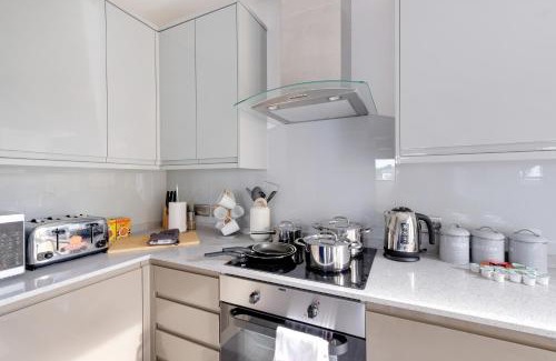Berrylands Apartment | Town Center 2 bed Serviced Apartment 08 with parking, Surbiton By 360Stays