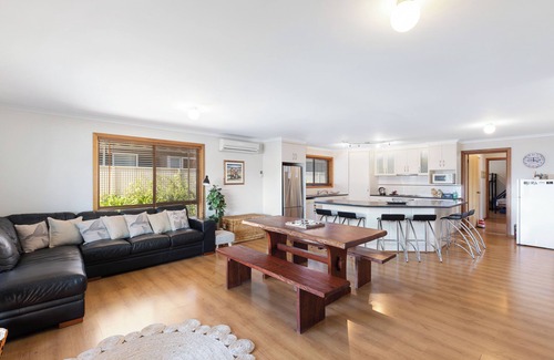 Waterhouse Cottage | Town center, Air conditioning, outside pet friendly