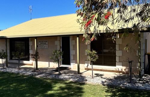 Waterhouse Cottage | Town center, Air conditioning, outside pet friendly