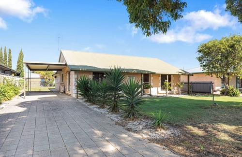 Waterhouse Cottage | Town center, Air conditioning, outside pet friendly